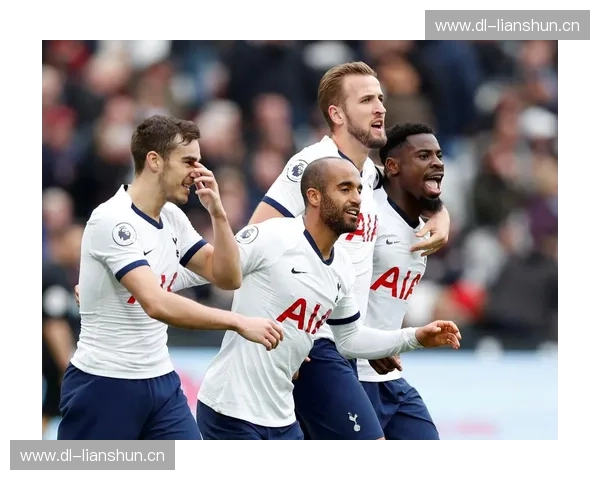 西汉姆联迎战热刺 双方鏖战英超争夺战再起风云